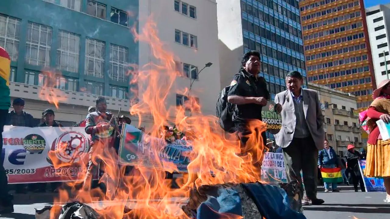 Microempresarios de La Paz marchan ante el cierre del 70% de unidades productivas