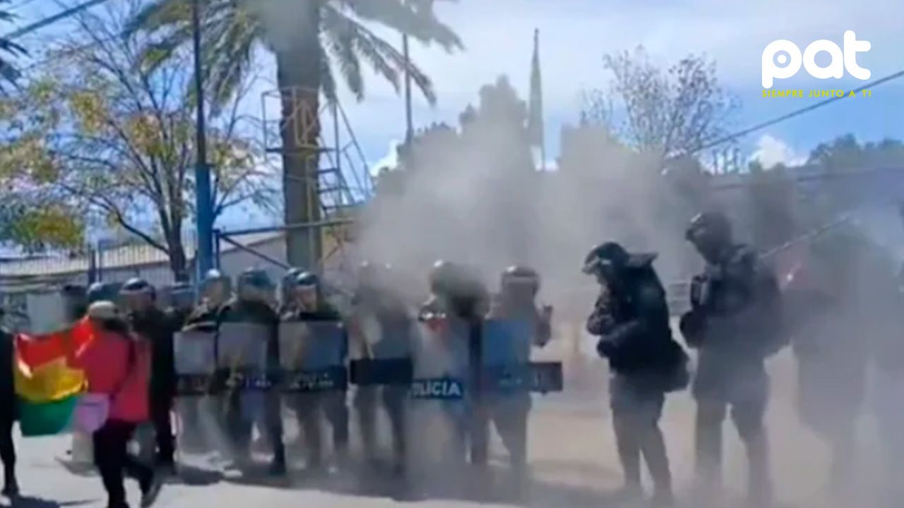 Dos policías heridos por explosión durante protesta en planta de YPFB  en Cochabamba