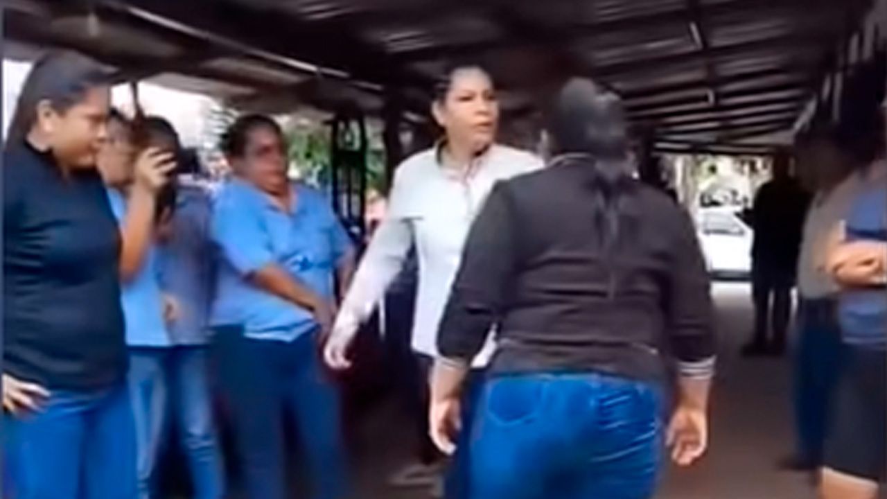 Dos mujeres se enfrentan a golpes en oficinas de coopaguas