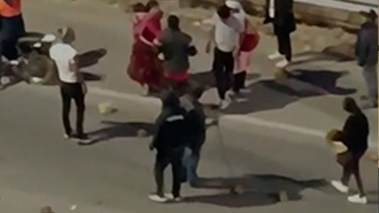 Bloqueadores agreden a motociclista y a una madre con su bebé en el cruce Tarata