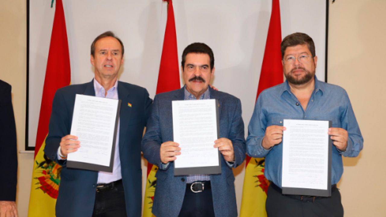 Candidatos firman pacto por la democracia en cochabamba y exigen reunión urgente al tse