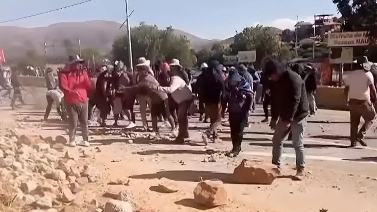 Pobladores del Valle Alto inician desbloqueo en Tarata con apoyo policial