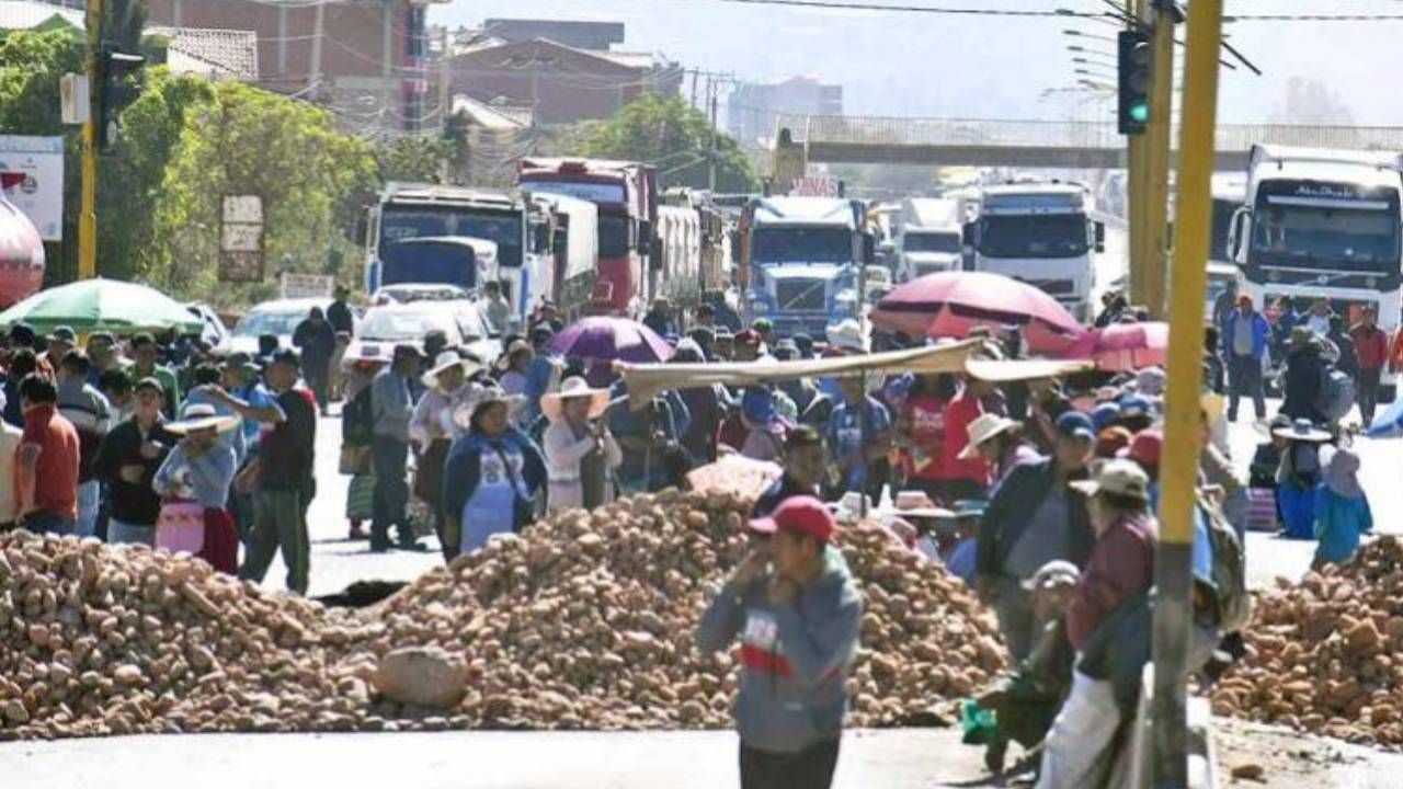 Choferes varados en vías dicen que no pueden comprar alimentos y tienen problemas de salud