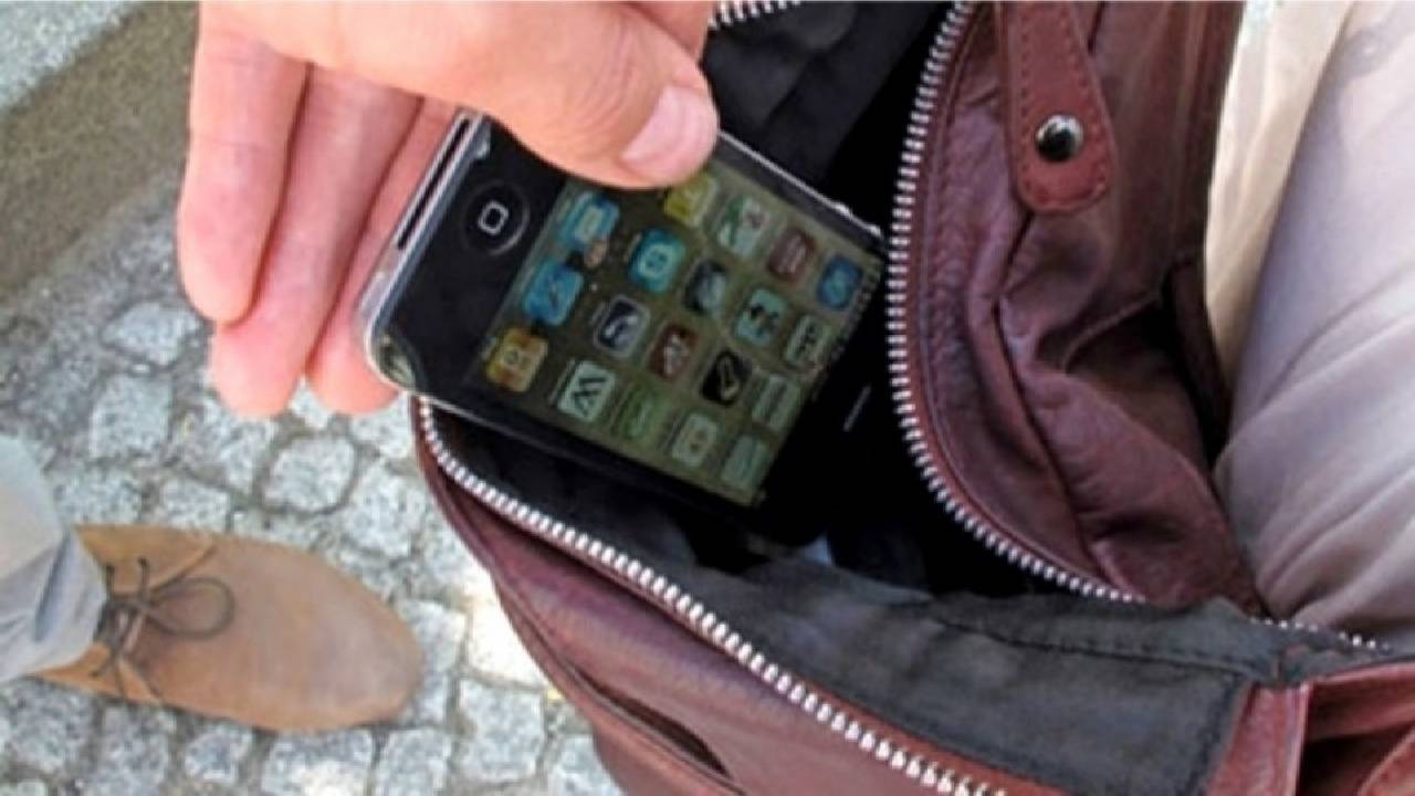 Arrestan a tres individuos por el  robo de teléfonos móviles en  el transporte público