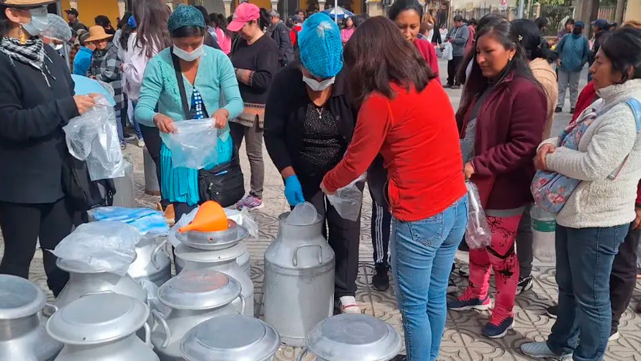  Lecheros de Cochabamba ofrecen leche a precio justo en Plaza 14 de Septiembre