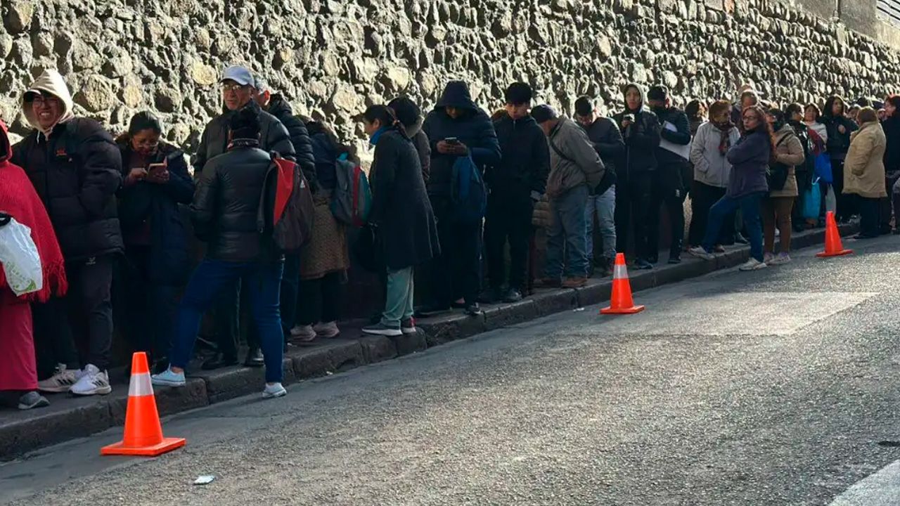  Familias hacen fila por pollo en La Paz mientras precios alcanzan Bs 32 el kilo