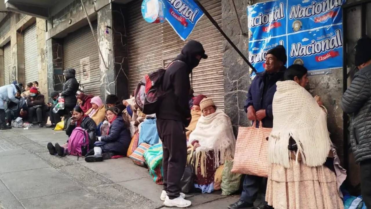 Familias madrugan por un litro de aceite en mercados de La Paz y piden regularización de la venta
