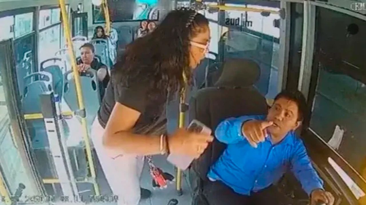 Mujer agrede a conductor de bus por ir rápido en Puebla