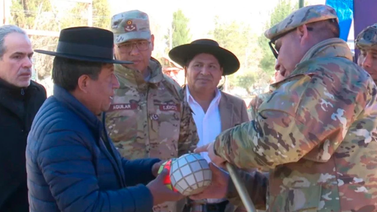 Ejército boliviano crea granadas especiales para apagar incendios forestales