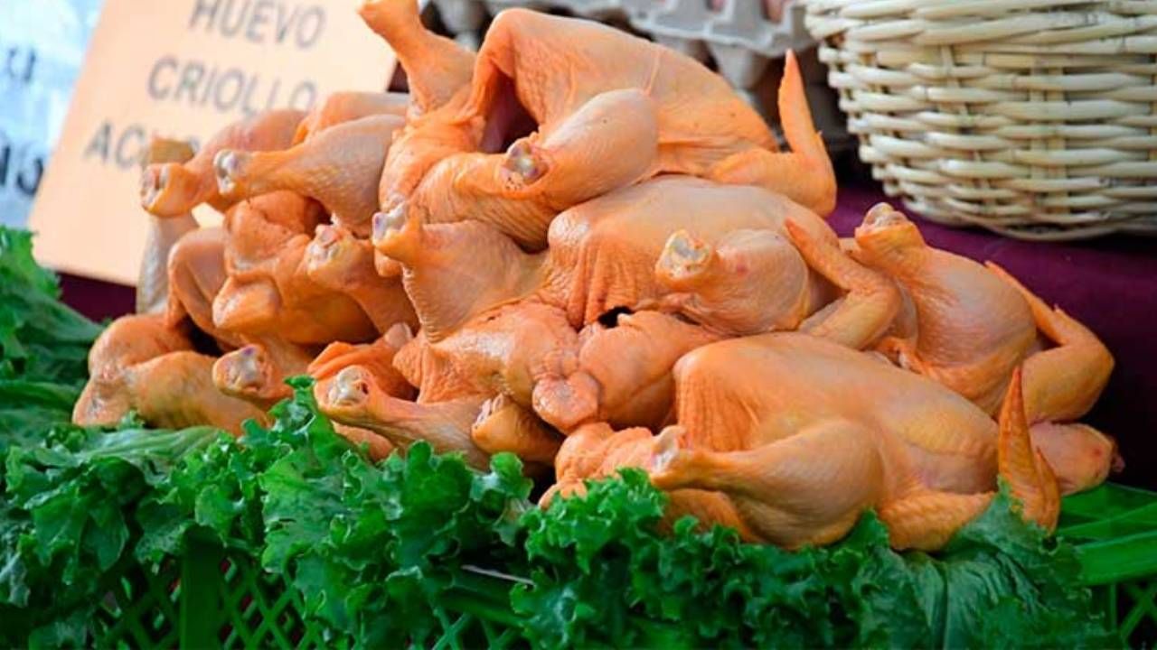 El kilo del pollo rebajó a Bs 24, la subvención ayuda a reducir el precio de alimentos, asegura viceministro