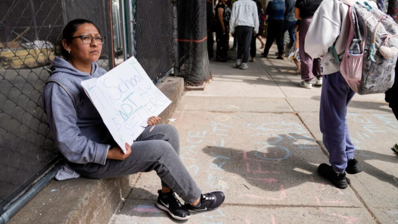 Crisis en Nueva York: la ciudad aloja a más de 100 mil personas sin hogar