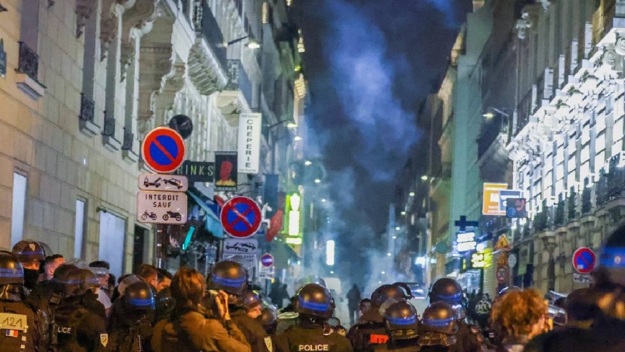 En Francia, han surgido grupos neofascistas que se oponen a los manifestantes