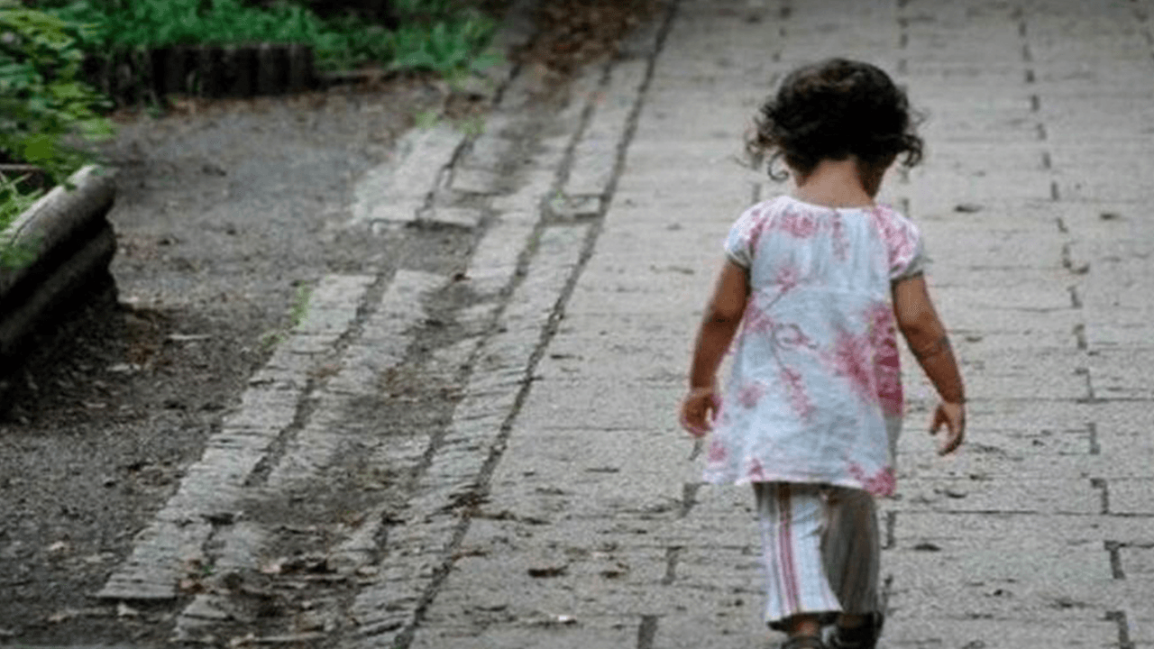 Menor abandonada por su madre en la puerta de una casa 