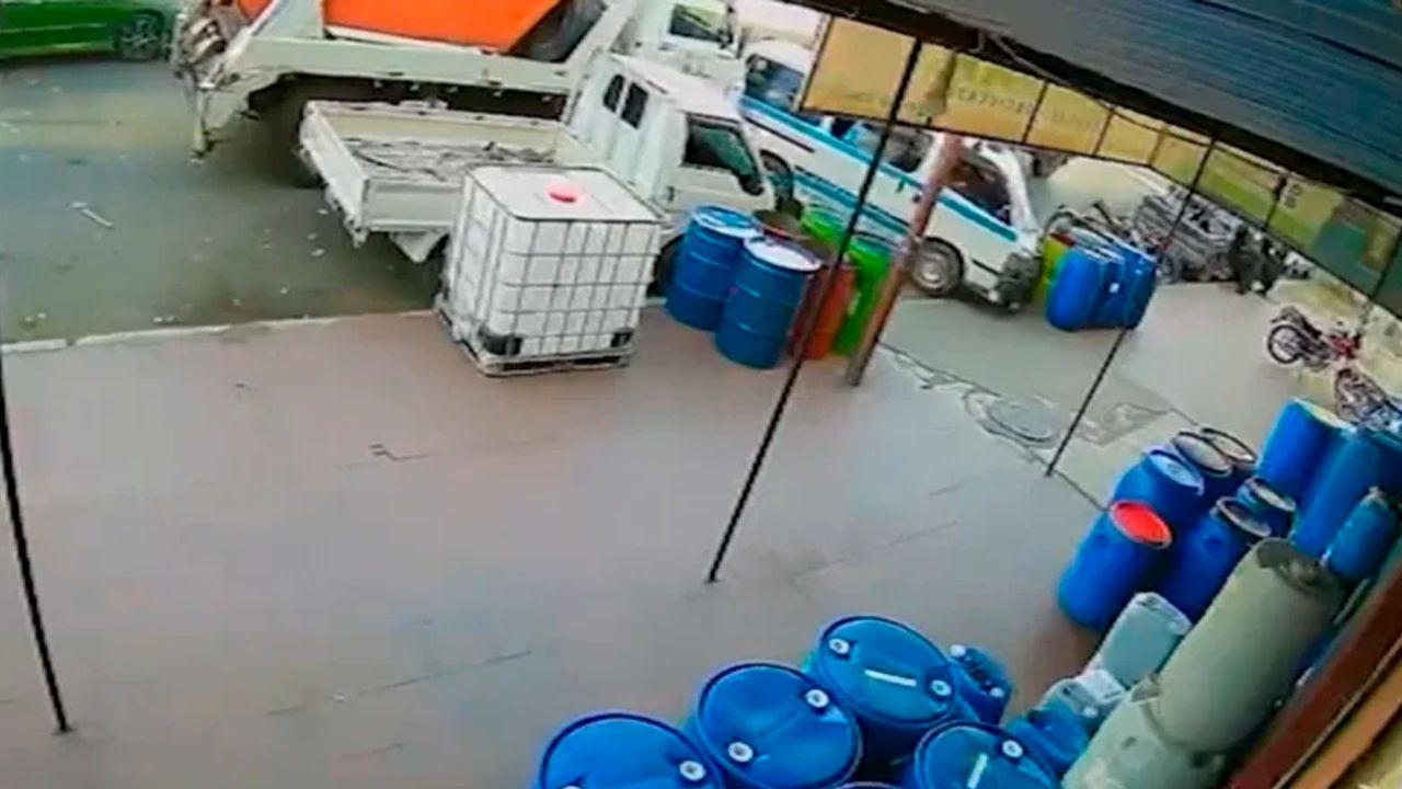 Choque múltiple en la avenida Petrolera involucra a camión basurero y trufi con pasajeros