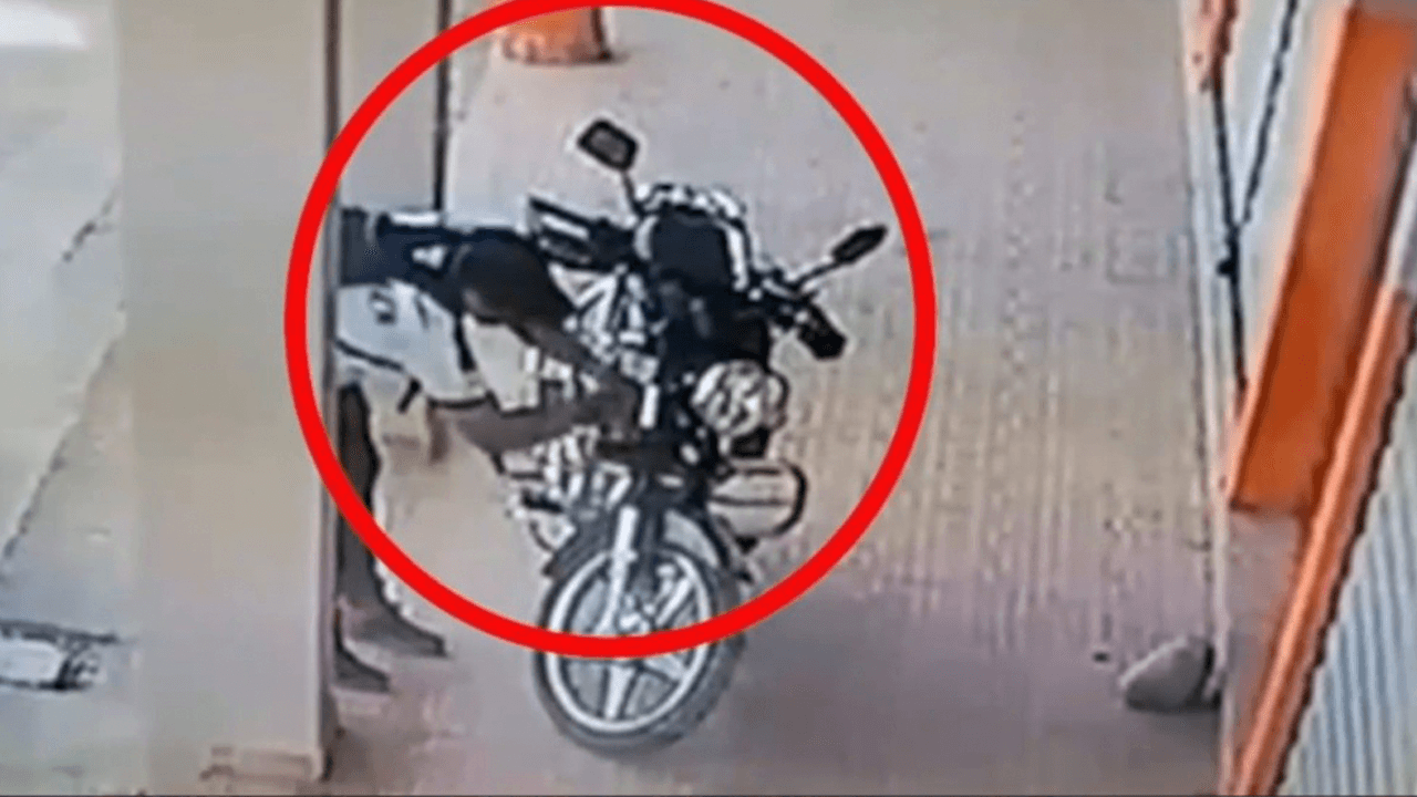 Cámaras de seguridad captan robo de motocicleta en Yapacaní y vecinos logran capturar al delincuente