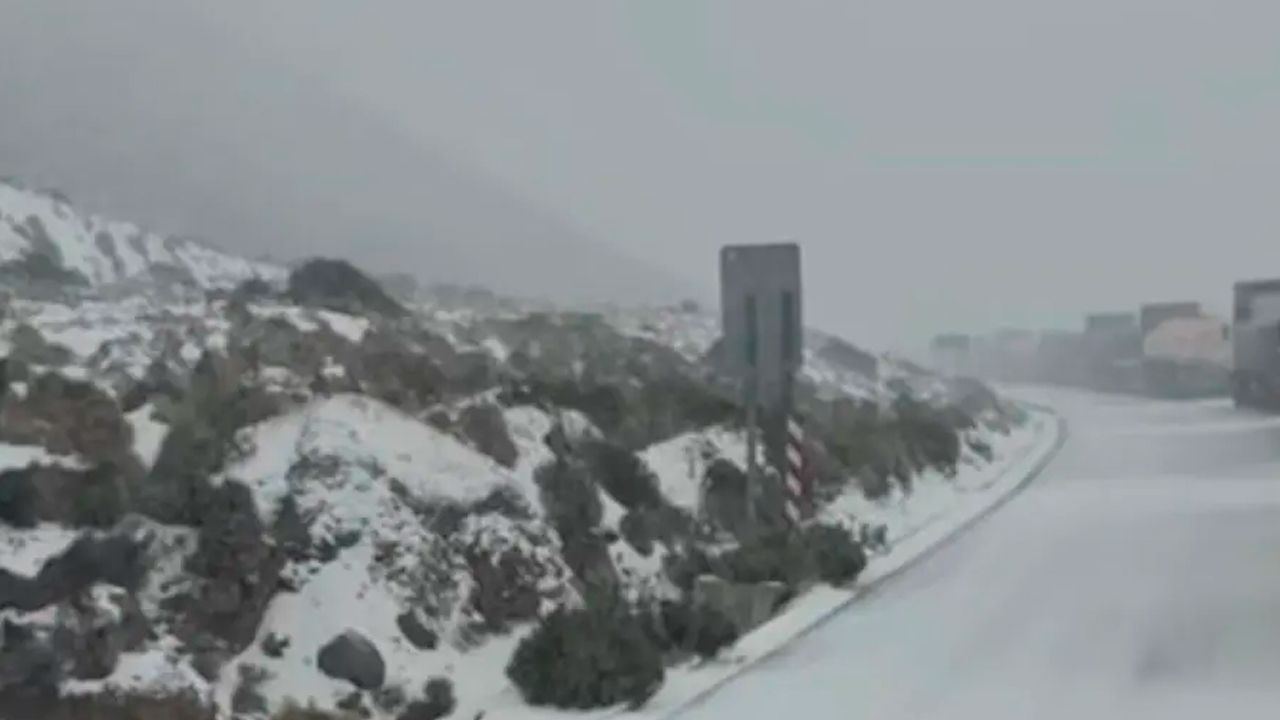 Nevadas intensas paralizan frontera con Chile y dejan más de 2.000 camiones detenidos