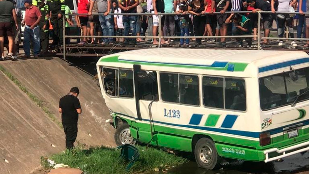 Micro cae a un canal de drenaje y deja a pasajeros heridos