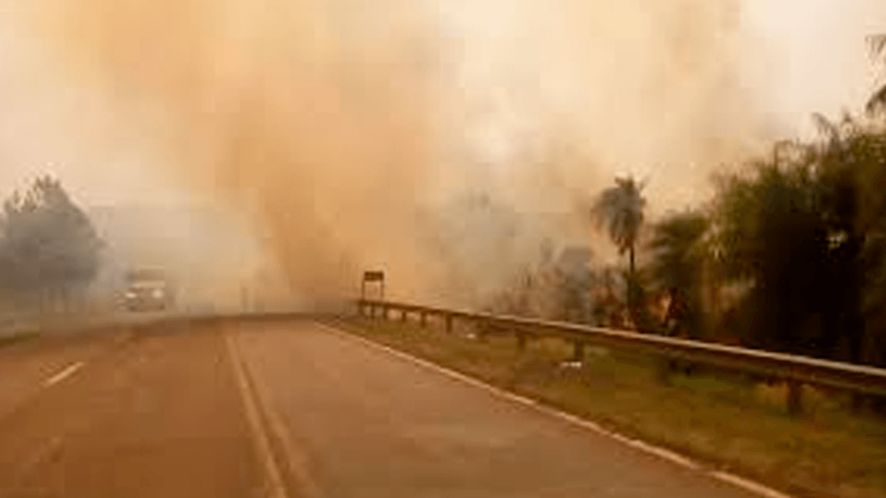  Incendio en zona norte de Santa Cruz pone en riesgo vehículos detenidos por bloqueo