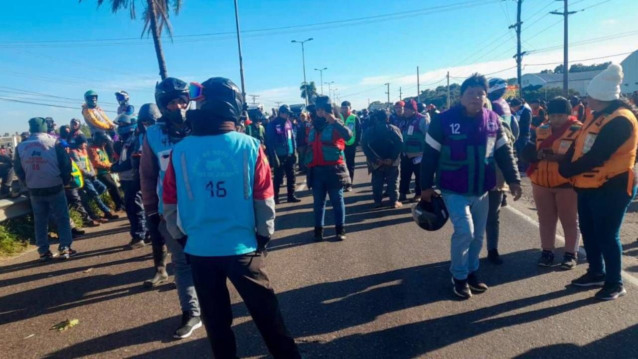 Mototaxistas bloquean ruta Santa Cruz-Warnes debido al tema del pasaje