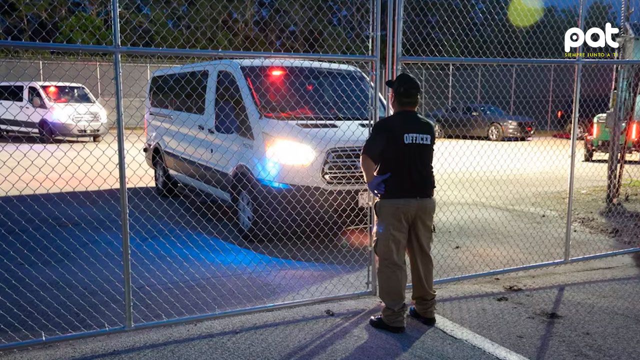 Primeros migrantes son llevados al polémico centro “Alligator Alcatraz” en Florida