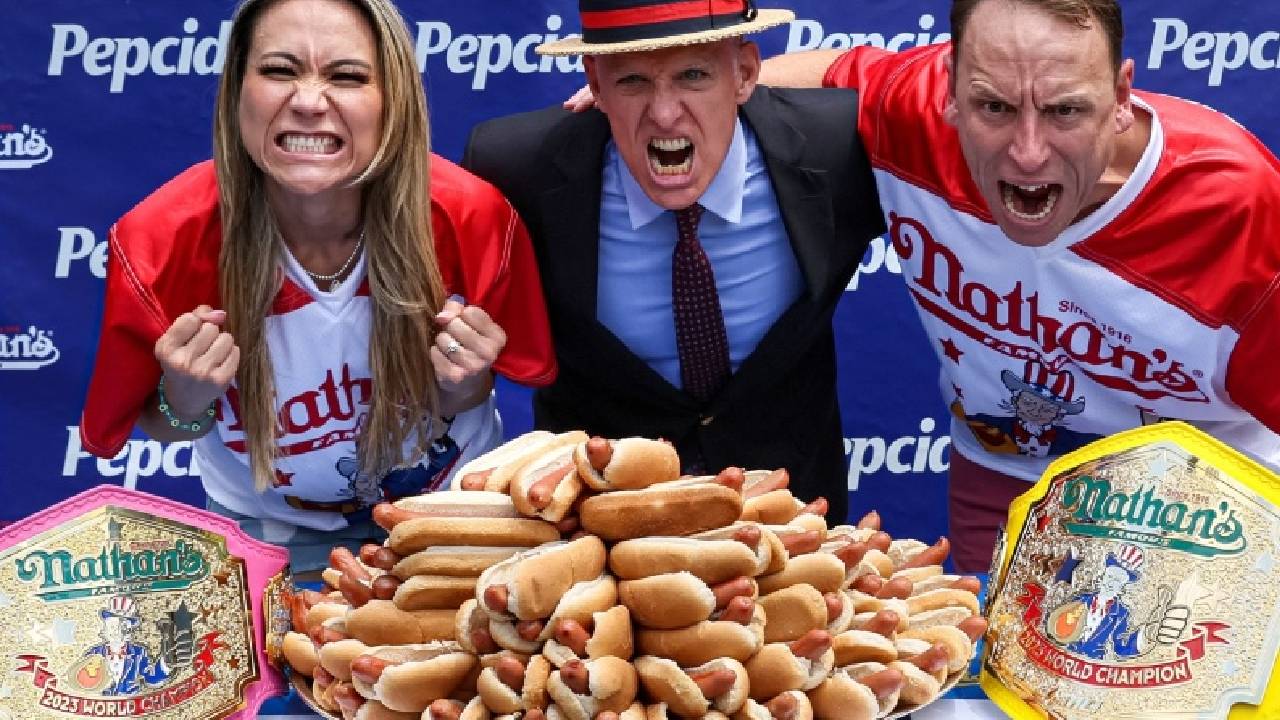 Desafío de comer 'Hot Dogs' en  Estados Unidos: comen Más de 60 panchitos en solo 10 minutos