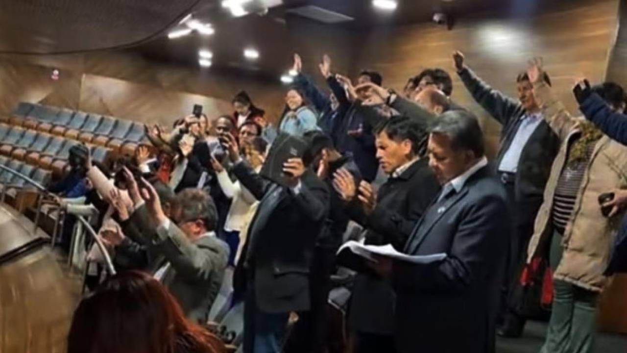 Un grupo de evangélicos ora en la Cámara de Diputados para “sacar a los demonios”