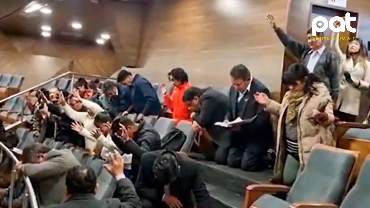 Evangélicos oran en la Asamblea para "expulsar demonios" de la política