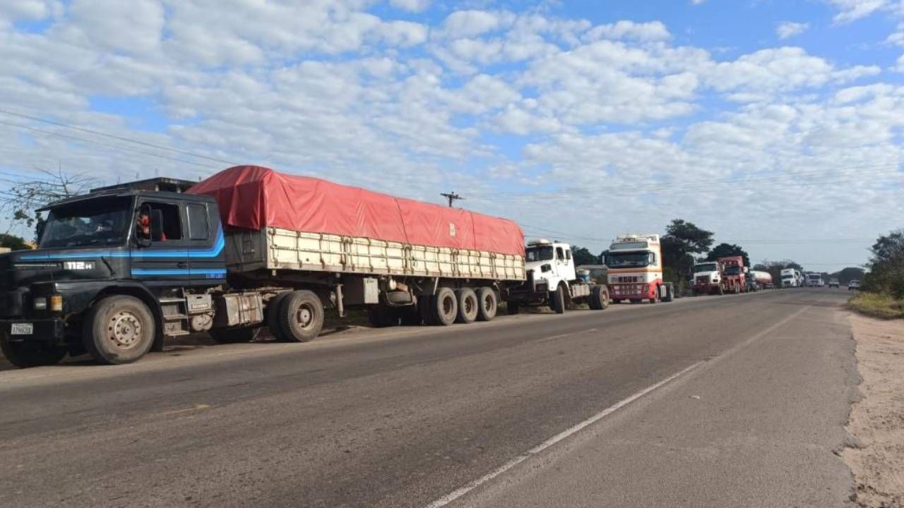 Tres días en la fila por diésel: transportistas soportan penurias por escasez en Santa Cruz