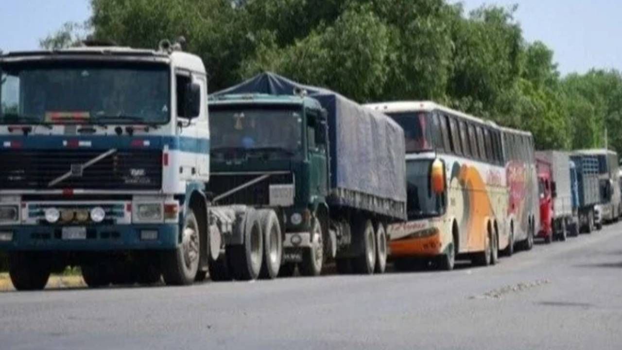 Filas por diésel incrementan y el presidente admite que no se puede garantizar la distribución