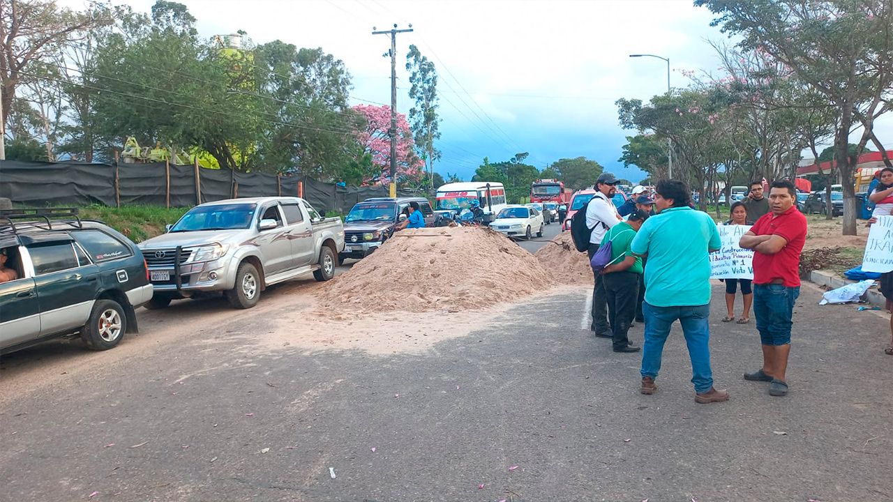 Vecinos del barrio Monte Verde inician bloqueo en el km 18 de la doble vía la Guardia