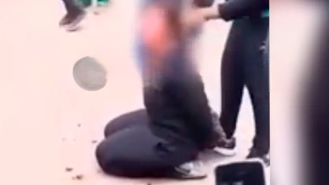 Comerciantes golpean y cortan el cabello a una mujer acusada de robo en Bermejo