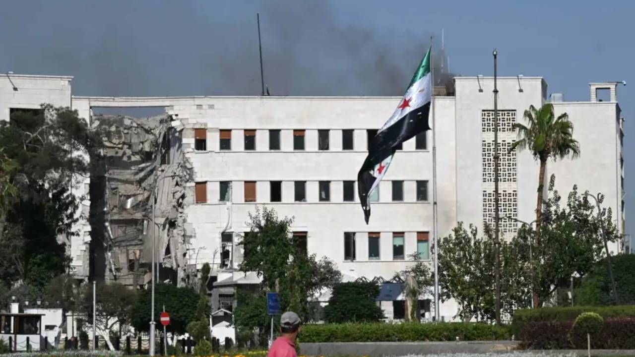 El momento exacto del ataque israelí al cuartel sirio en Damasco
