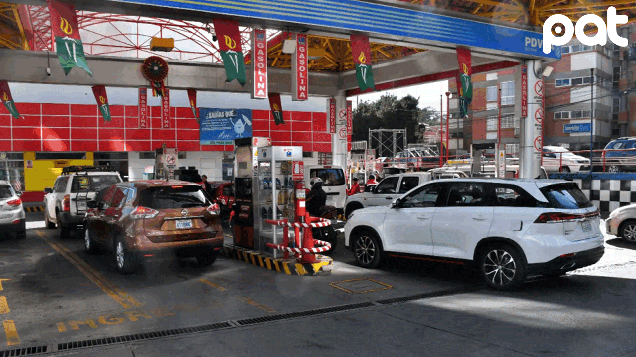 Choferes advierten con paro nacional por escasez de diésel en Bolivia