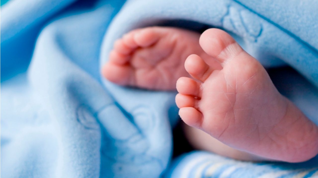 Un hombre de 30 años acuchilló a su bebé de tres semanas de nacido 