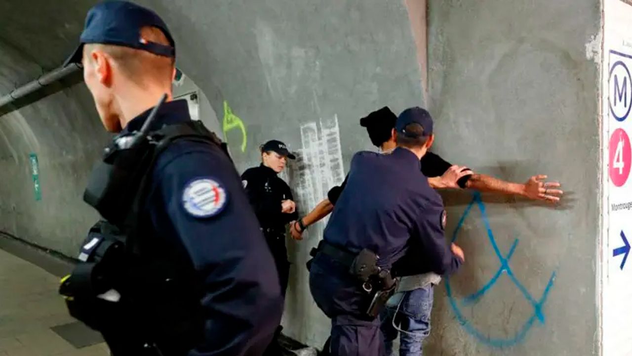 Ciudades de Francia aplican toques de queda a menores por ola de violencia         