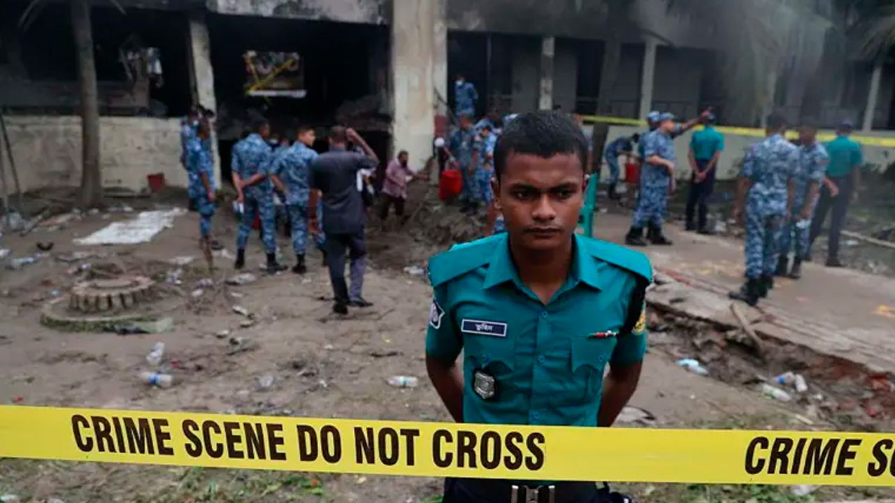 Maestra muere tras salvar a 20 alumnos en accidente aéreo en Bangladesh