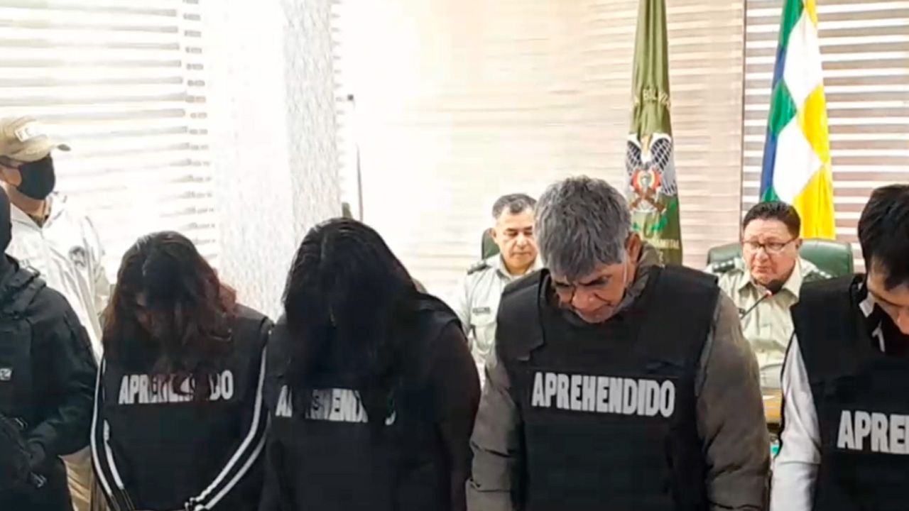 Cuatro sujetos capturados por robos en micros en Santa Cruz