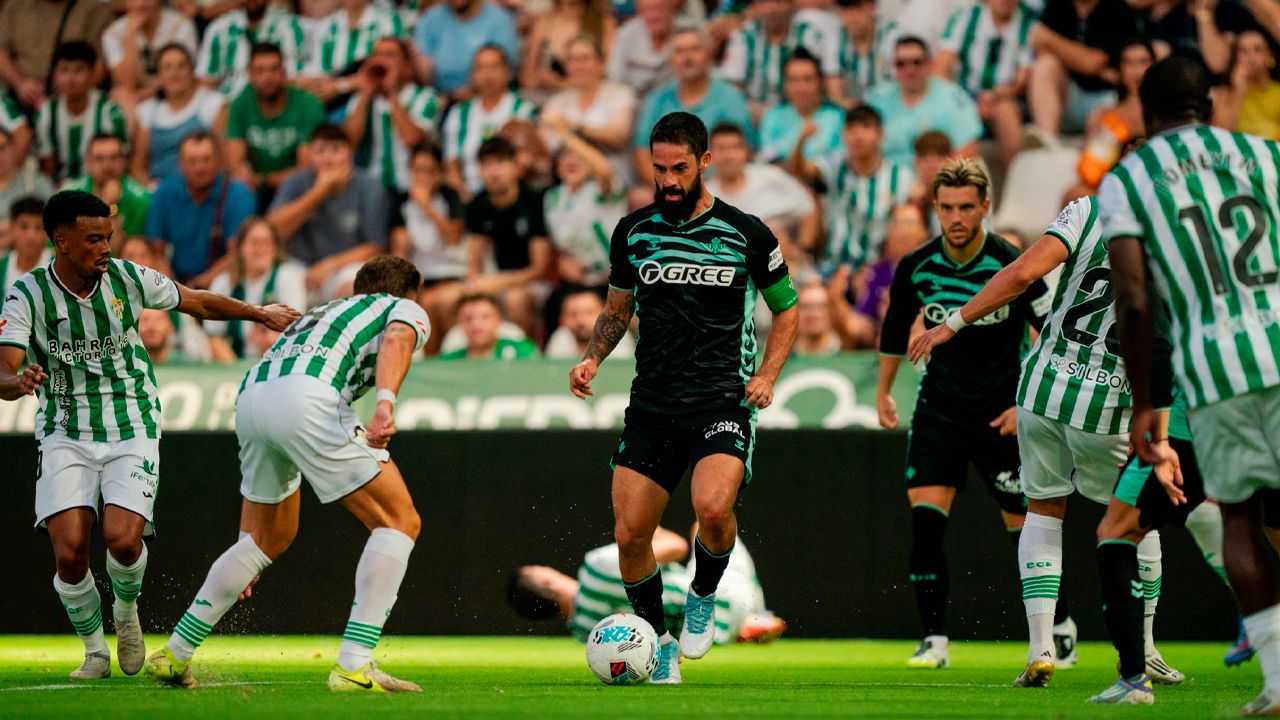 El Betis vence con apuros al Córdoba  en un amistoso con fallos de luz y  emoción