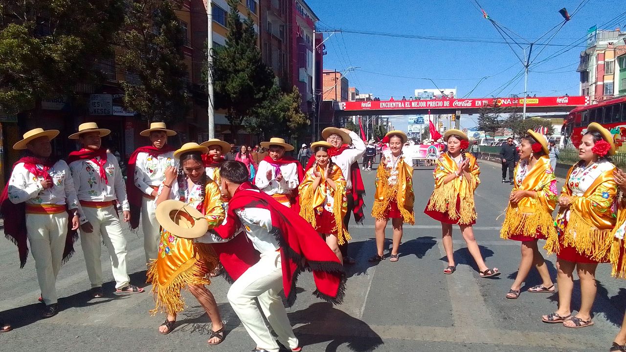 Futuros maestros de educación del país muestran danzas coloridas en una entrada folklórica en El Alto