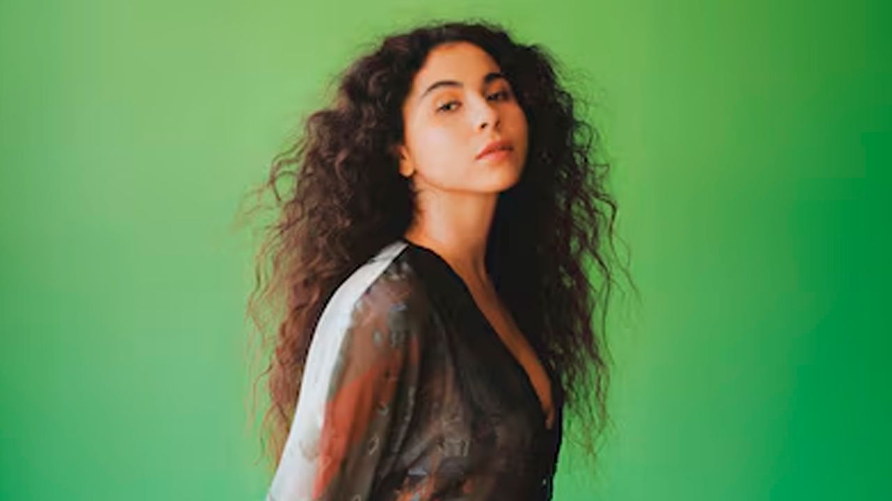 Silvana Estrada anuncia su nuevo disco “Vendrán Suaves Lluvias”, inspirado en un poema de Sara Teasdale