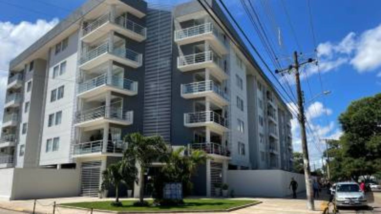 Investigan sobre la trágica caída de un individuo desde el quinto piso de un condominio