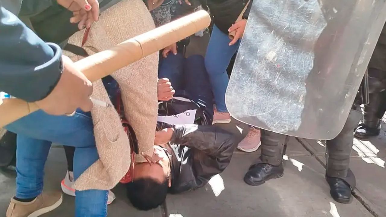 Policía dispersa con gas a maestros crucificados frente al Ministerio de Educación