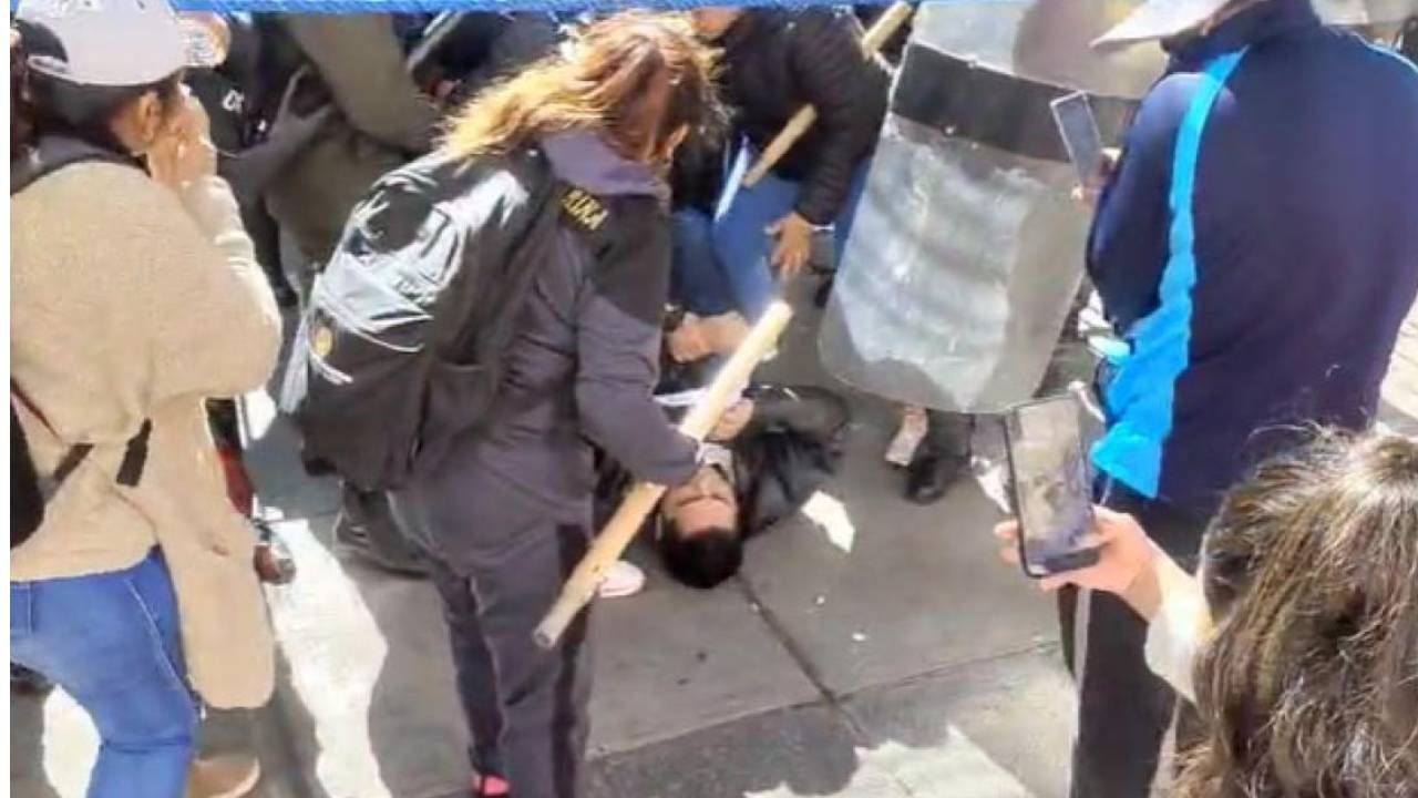 Maestros se crucifican en el Ministerio de Educación y la Policía los gasifica