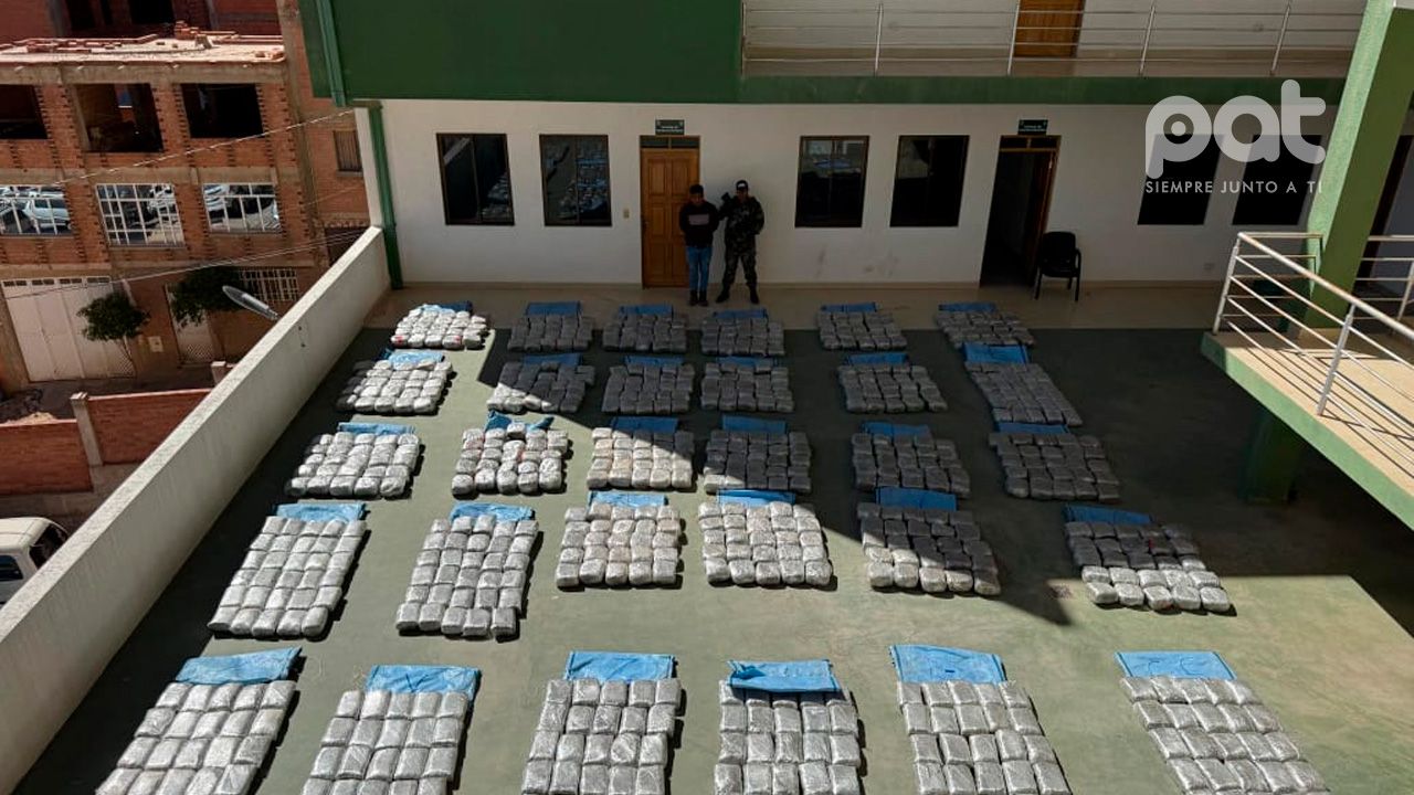 Detienen a sujeto con casi una tonelada de marihuana camuflada en una volqueta con grava