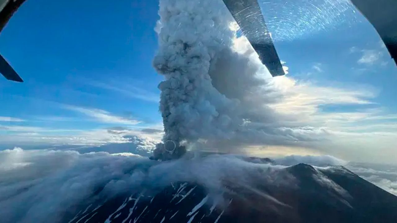 Volcán ruso entra en erupción tras 500 años y podría estar vinculado a reciente megaterremoto