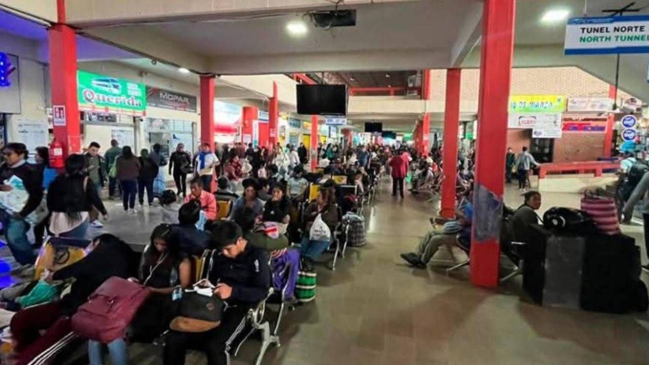 Salidas de buses son irregulares por escasez de diésel, reportan operadores de transporte interdepartamental