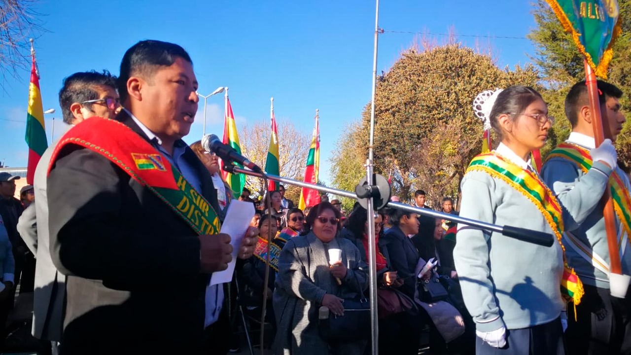 Estudiantes del Distrito 4 celebran el Bicentenario con desfile cívico en El Alto