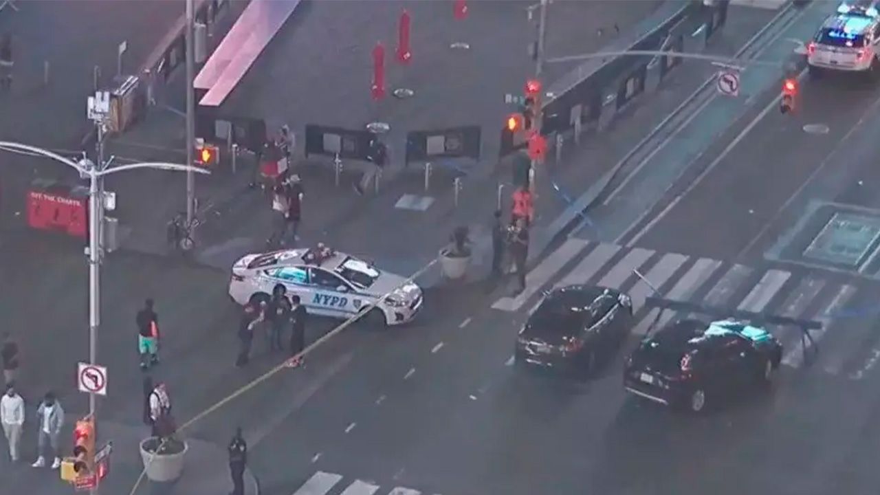Un adolescente abre fuego y hiere a tres personas en Times Square