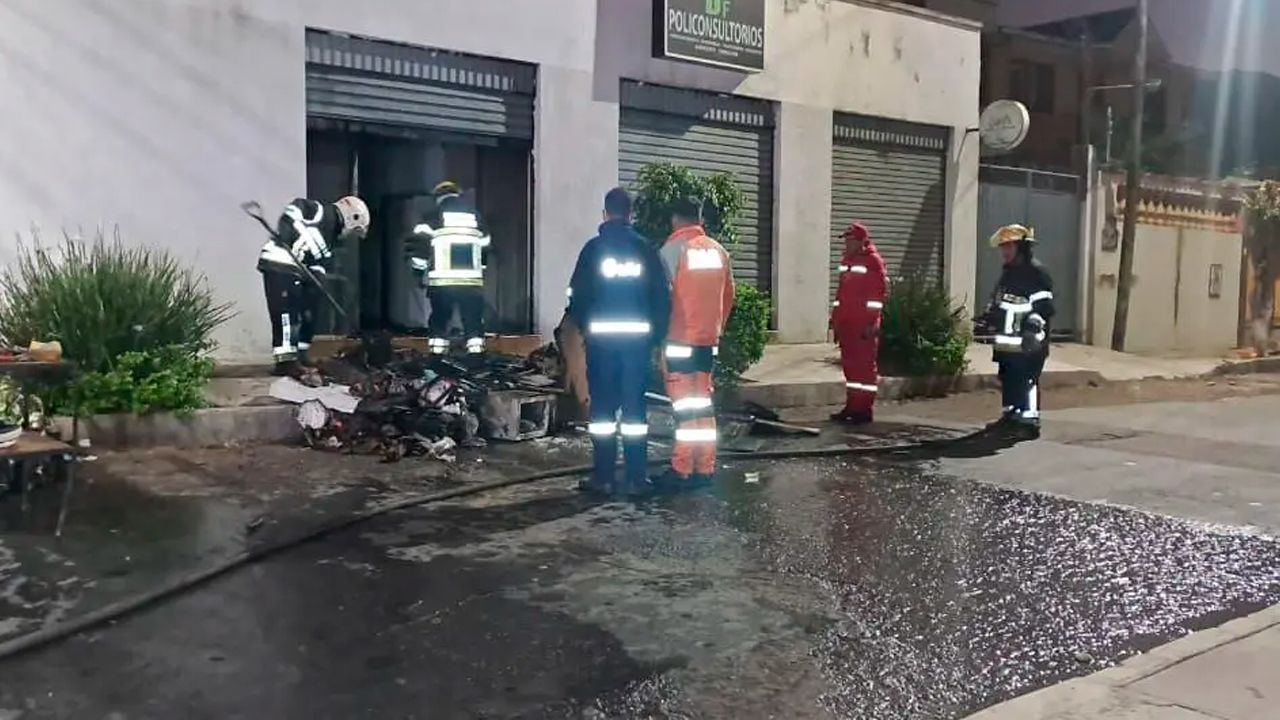 Incendio en lavandería de Cochabamba moviliza a Bomberos y deja pérdidas materiales
