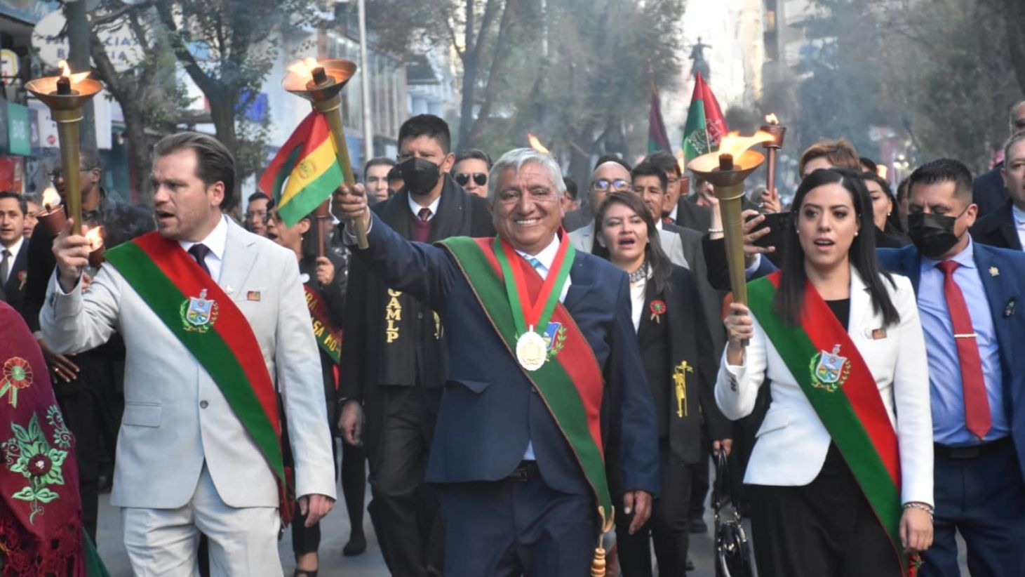 Celebración La Paz con distanciamiento entre autoridades y altercados entre gremiales